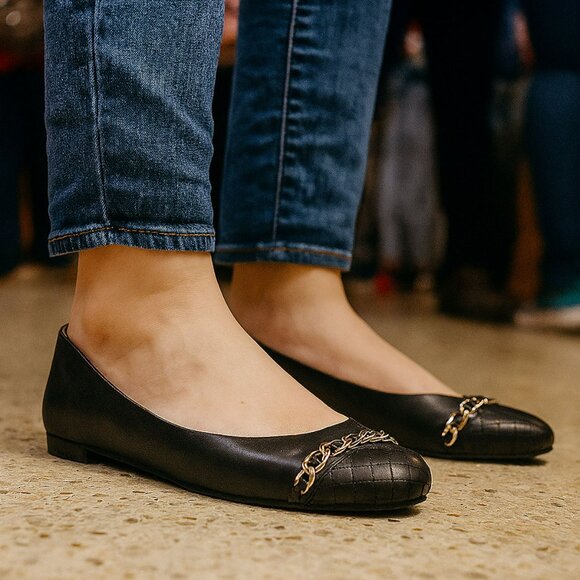 Stuart Weitzman Shoes 6.5 Black Leather Ballet Flats GOLD CHAIN Accent Quilted - Picture 1 of 10